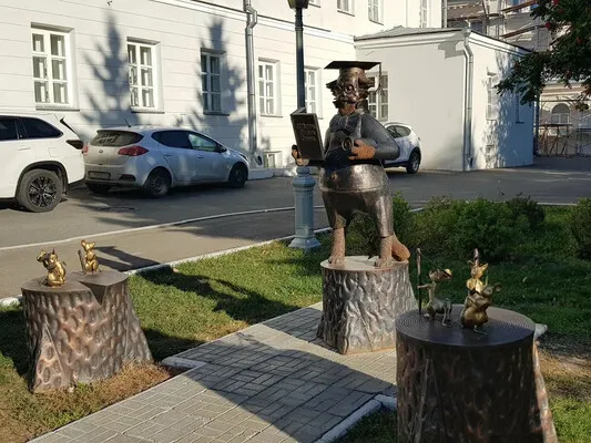 Learned Cat - folklore figure, statue in KFU yard